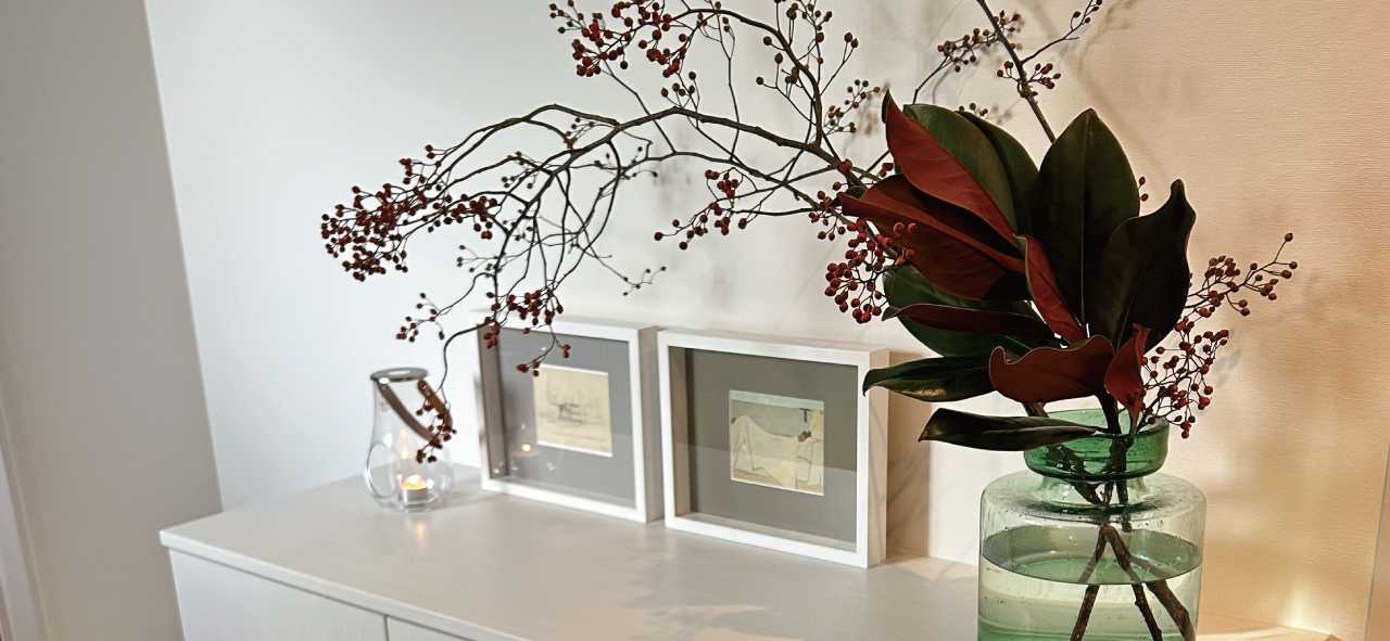 お花の映えるグレイッシュな空間 × 平塚市