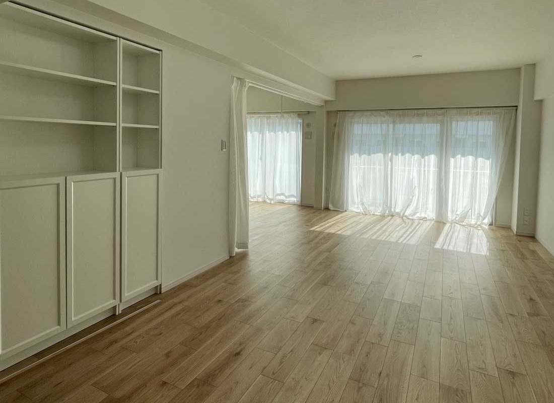 白とナラが織りなす心地よさ──中古マンションリフォーム× 平塚市